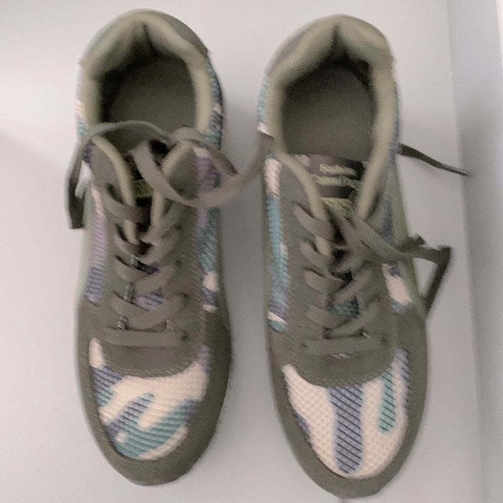 Size 7 army  print sneakers